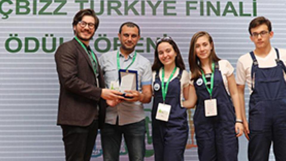 A Special Award for High School Students with Entrepreneurial Spirit